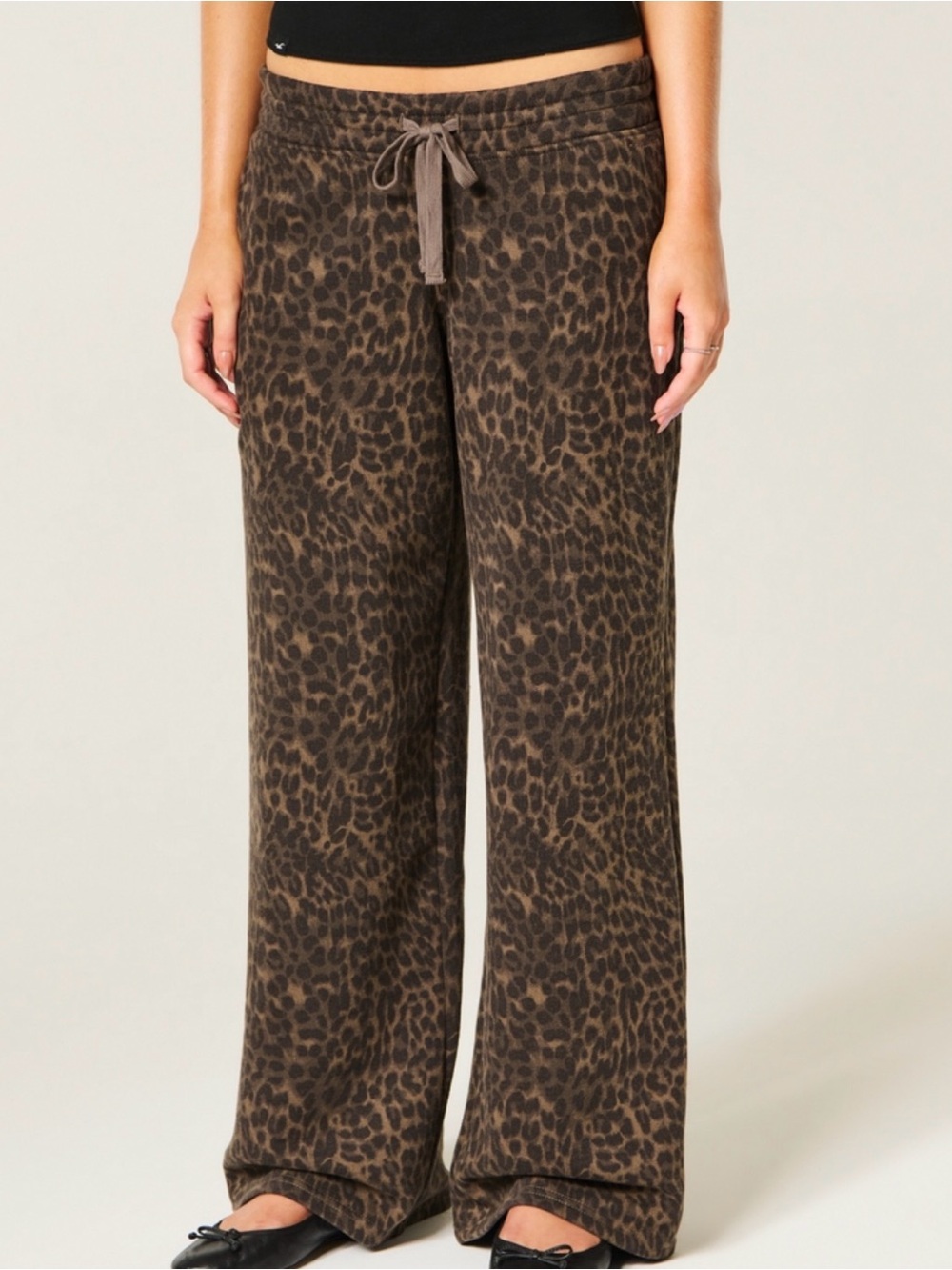 Hollister - Low Rise Leopard Print Baggy Sweatpants 🤎